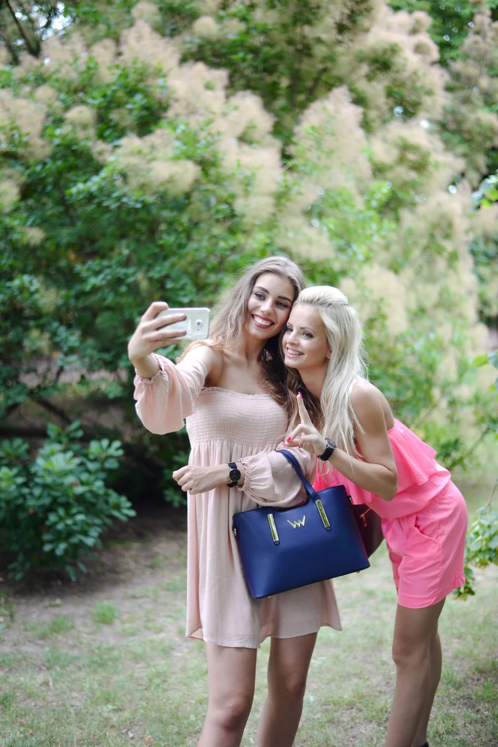 Spodobały Ci się konkursy? Świetnie! Zrób sobie selfie razem z przyjaciółką i wygraj