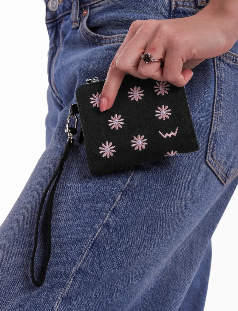 Tadi Daisy Black